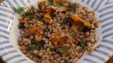 Гречка с грибами, луком и укропом