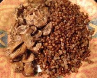 Гречка с грибной подливой