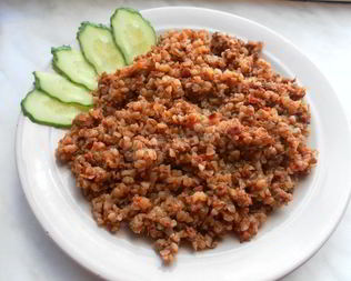 Гречка с мясным фаршем, луком, морковью и томатами