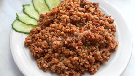 Гречка с мясным фаршем, луком, морковью и томатами