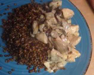 Гречка с рыбой и грибным соусом