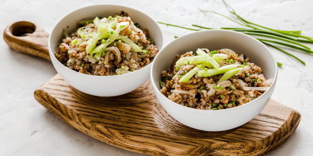 Рецепт гречки с жареным луком и свежим огурцом