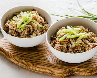 Гречка с жареным луком и свежим огурцом