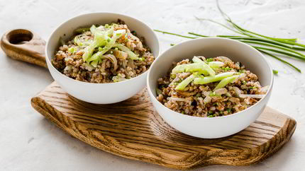 Гречка с жареным луком и свежим огурцом