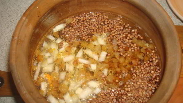 гречка запеченная в глиняном горшке