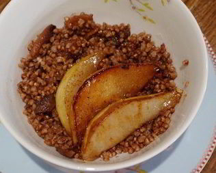 Гречневая каша с курагой и грушей