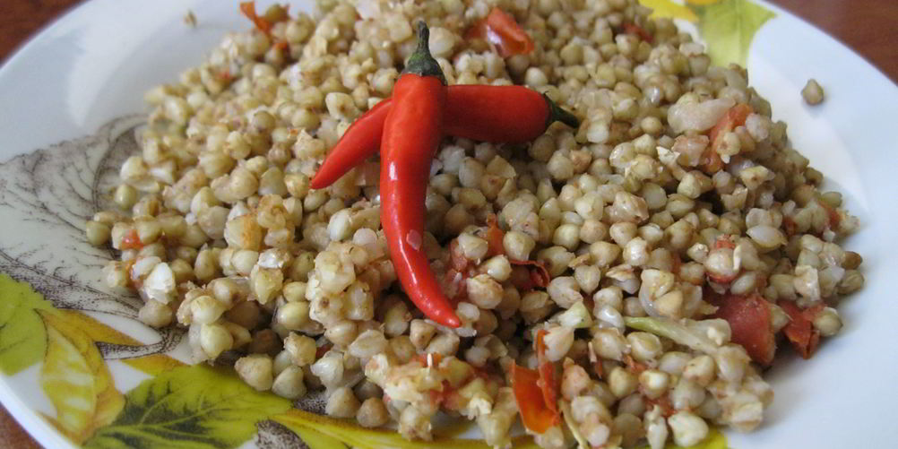 Рецепт зеленой гречки с помидорами, луком и чесноком