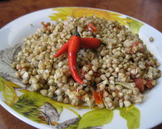 Зеленая гречка с помидорами, луком и чесноком