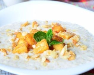 Каша из овсяных хлопьев с карамельными яблоками и миндалем