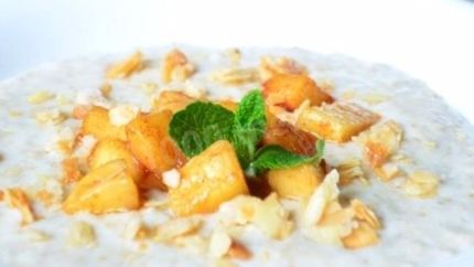 Каша из овсяных хлопьев с карамельными яблоками и миндалем