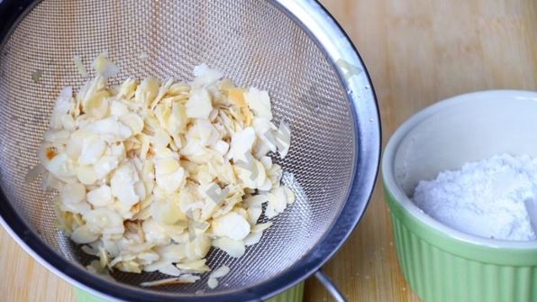 каша из овсяных хлопьев с карамельными яблоками и миндалем