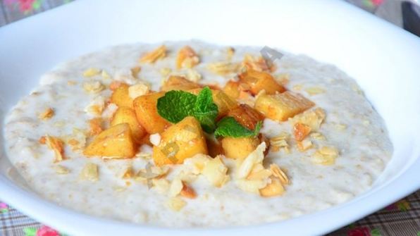 каша из овсяных хлопьев с карамельными яблоками и миндалем