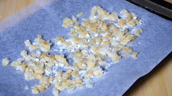 каша из овсяных хлопьев с карамельными яблоками и миндалем