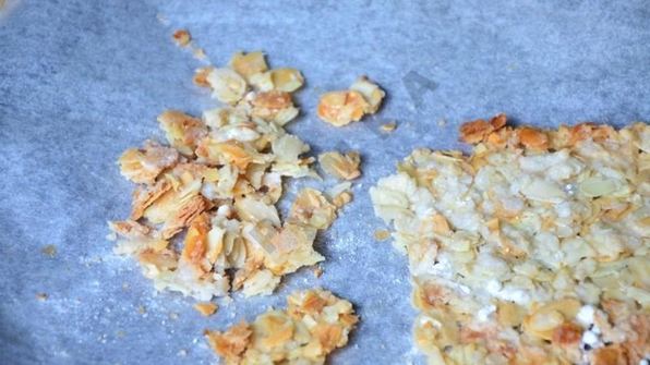 каша из овсяных хлопьев с карамельными яблоками и миндалем