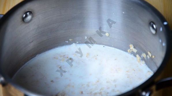 каша из овсяных хлопьев с карамельными яблоками и миндалем