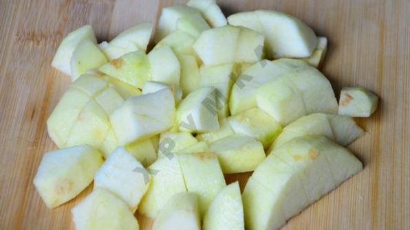 каша из овсяных хлопьев с карамельными яблоками и миндалем