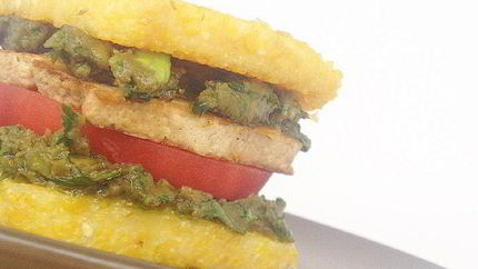 Полента с авокадо, тофу и томатом