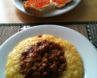 Полента с мясным соусом