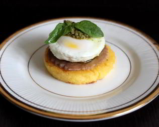 Полента с тунцом, яйцом пашот и соусом песто