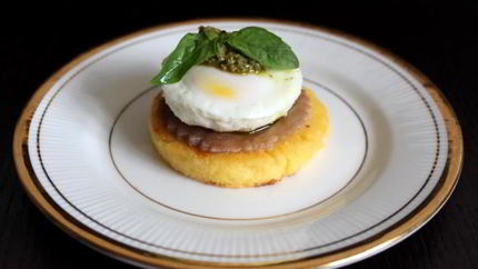 Полента с тунцом, яйцом пашот и соусом песто