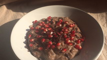 Льняная каша с гранатом и шоколадной крошкой