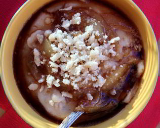 Грушевая манная каша с крошкой марципана и грушей в сиропе