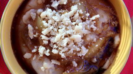 Грушевая манная каша с крошкой марципана и грушей в сиропе