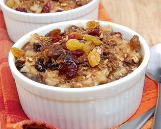 Ирландская овсяная каша с клюквой и изюмом