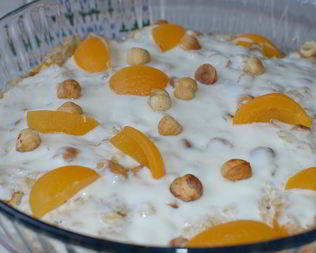 Хрустящая овсянка с йогуртом, персиками и абрикосами