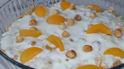 Хрустящая овсянка с йогуртом, персиками и абрикосами