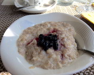 Овсяная каша с черникой и апельсиновой цедрой