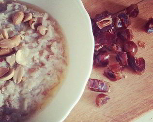 Овсяная каша с финиками