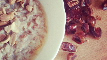 Овсяная каша с финиками