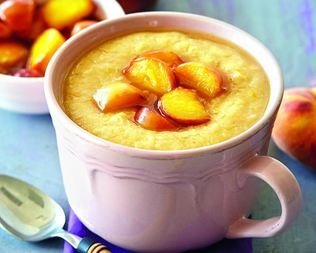 Овсяная каша с изюмом и персиками