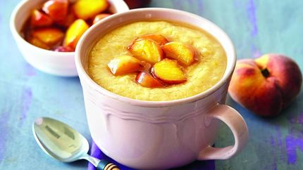 Овсяная каша с изюмом и персиками