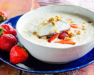 Овсяная каша с клубникой и фундуком