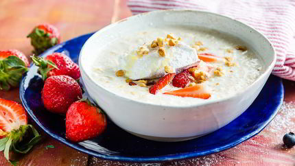 Овсяная каша с клубникой и фундуком