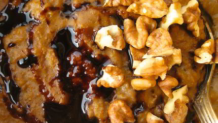 Овсяная каша с патокой, имбирем и греким орехом