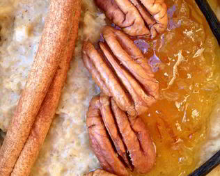 Овсяная каша с пряностями, пеканом и апельсиновым джемом