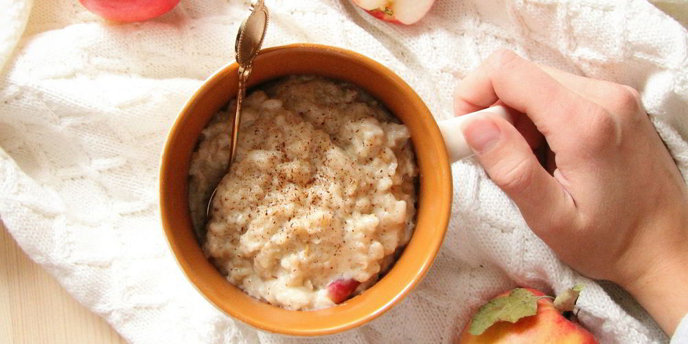 Рецепт овсяной каши с ванилью, яблоком и арахисовым маслом