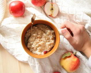 Овсяная каша с ванилью, яблоком и арахисовым маслом