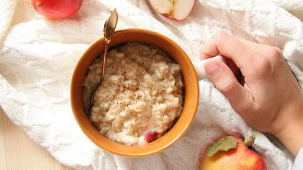 Овсяная каша с ванилью, яблоком и арахисовым маслом