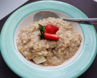 Овсяная каша с яблоком и корицей