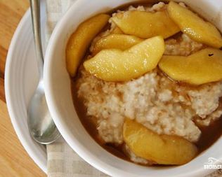 Овсяная каша с жареными яблоками