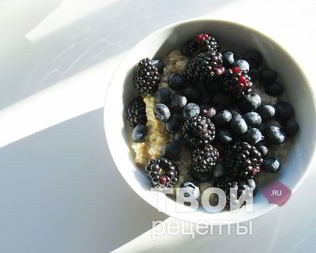 Овсянка на воде с ягодами и бананом