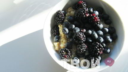 Овсянка на воде с ягодами и бананом