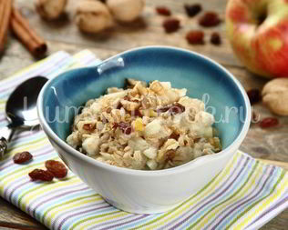 Овсянка с сухофруктами и орехами