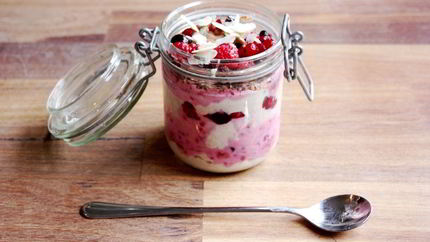 Овсянка в банке с отрубями и фруктами