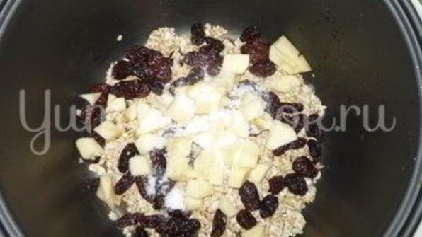 постная овсяная каша с изюмом и яблоками из мультиварки