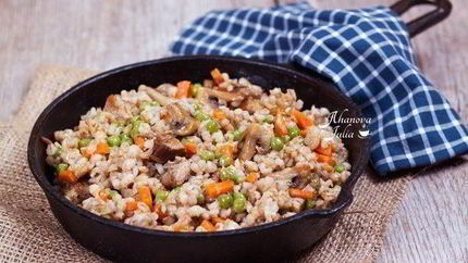 Перловая каша с мясом, грибами и овощами